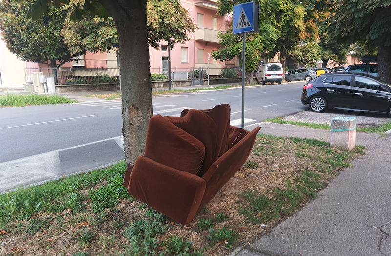 Degrado divano abbandonato