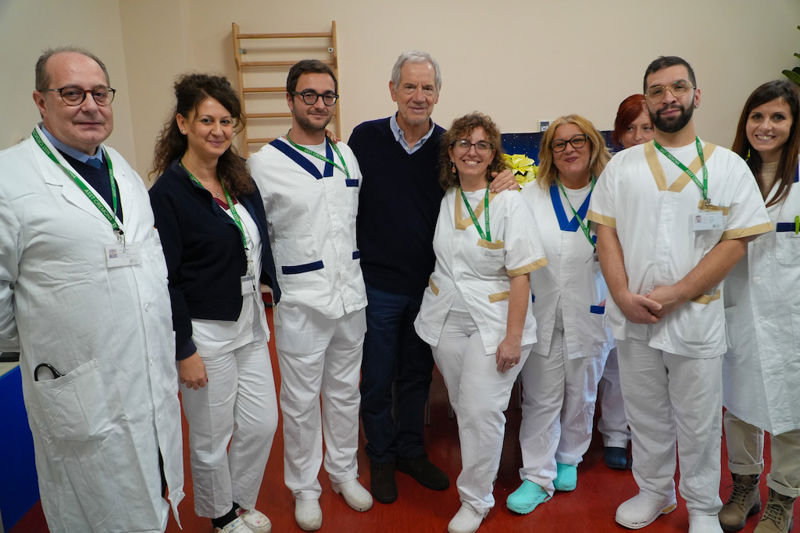 Guido Bertolaso con l'équipe dell'Ospedale di Comunità di Cremona.