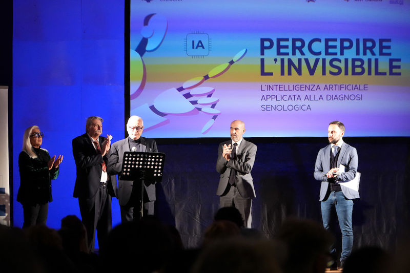 Giovanni Bozzini durante la presentazione della nuova IA